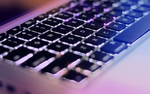 ¿Cómo limpiar y desinfectar correctamente el teclado de mi laptop?